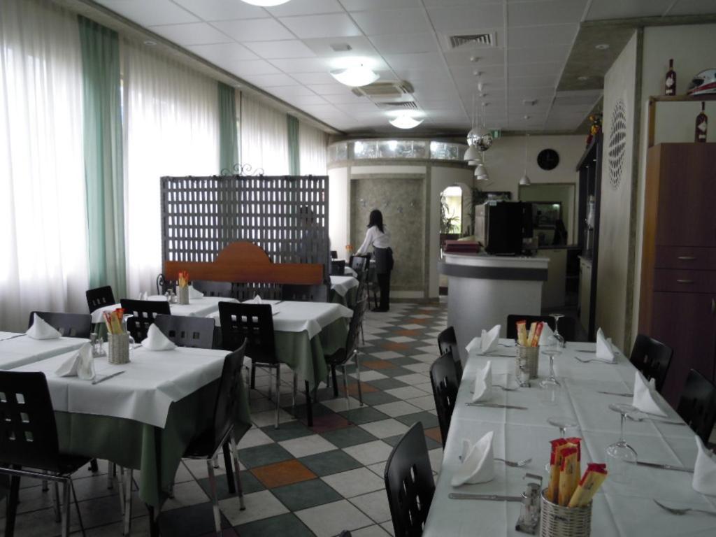 Hotel La Rosta Reggio Emilia Exterior photo